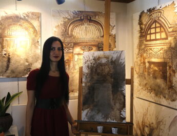 Hataylı ressam çizimlerini kahve ve çay dökerek renklendiriyor