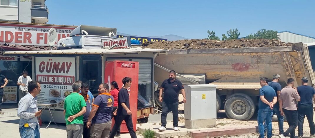 Ehliyetsiz kamyon sürücüsü Defne’de dükkanlara daldı!