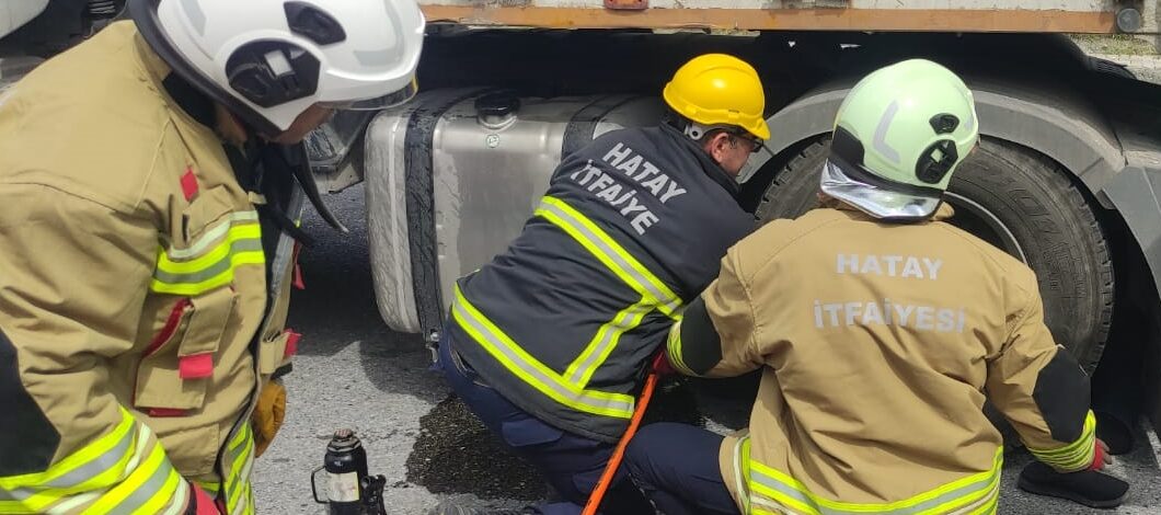 Tamir etmeye çalıştığı tırın kupa ile dorsesi arasına kolu sıkışan sürücü öldü