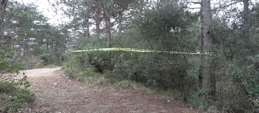 Annenin cesedi toprağa gömülü, oğlu da silahla vurulmuş halde bulundu!